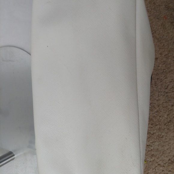 Highly Fashionable Kenneth Cole Purse! - Picture 5 of 8